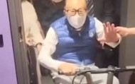 97岁李嘉诚和红颜知己周凯旋一同去看五月天演唱会，现场笑容不断，十分开怀，看起来精神十足