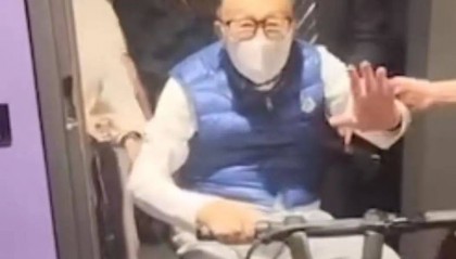 97岁李嘉诚和红颜知己周凯旋一同去看五月天演唱会，现场笑容不断，十分开怀，看起来精神十足