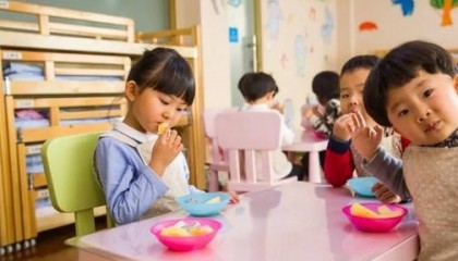 幼儿园水果装盘有“猫腻”,偷换孩子水果,家长:再欺骗就退学