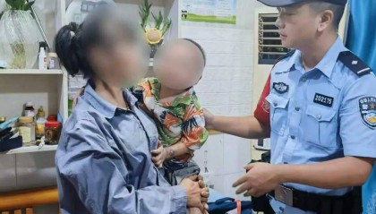 重庆一妈妈外出购物，把2岁弟弟托付给5岁哥哥照看，哥哥贪玩独自跑回家，弟弟被遗忘在路边，民警走访摸排找到其家长