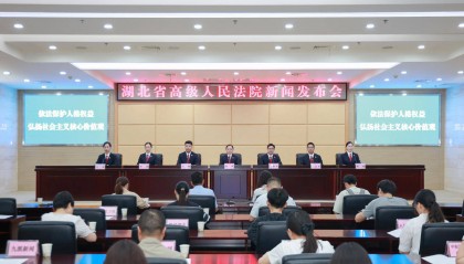 给爷爷奶奶扫墓时，发现墓碑上没有自己和父亲的名字，男子将叔伯姑姑5人告上法庭，法院判了