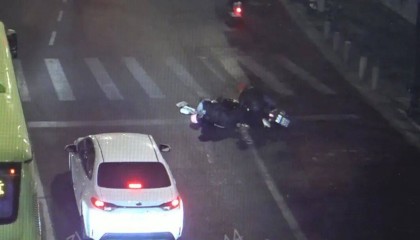 北京一男子将人撞骨折后逃逸，事后称没时间报警：“怕她耽误我事”