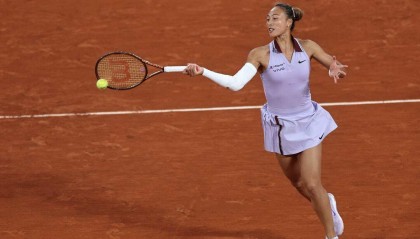 轻松击败阿郎戈,郑钦文晋级法网女单32强