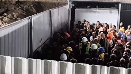 福建一工地拦住工人只能吃食堂不让外出吃饭？警方：有人嫌大门远不愿走，没有限制自由