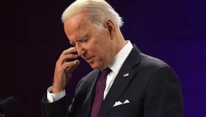 侃天下|拜登健康问题被爆一直被“操纵”，两件事成“最后稻草”