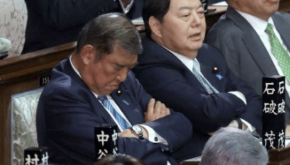 石破茂被指在首相指名选举时打瞌睡，日本政府回应：他吃了感冒药