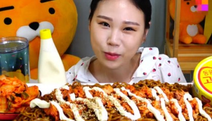 大胃王吃50斤“火鸡面”,发现盘底有猫腻,网友:全是装出来的