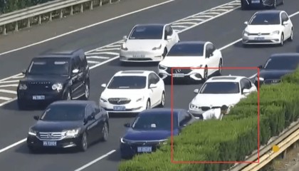 熊孩子发脾气扔出金项链,父母竟然在高速上寻找