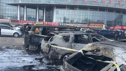 河北保定白沟商贸城门前一停车区域着火，目击者：现场风较大，多台车被烧