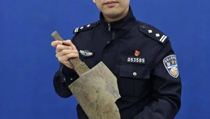 老夫妻收废品，在河边捡到奇特“铁疙瘩”，果断上交！民警一查：竟是千年宝贝