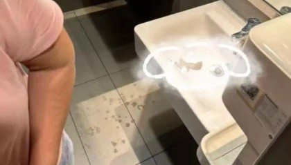 麦当劳被指有女子抱娃在洗手台大便？店员表示：不接受采访