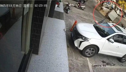 湖北一轿车疑似超速撞倒电箱撞断树，市民：发动机都甩出来了；交警：有人受伤