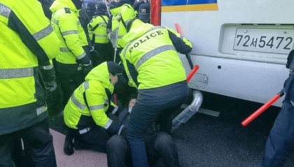 尹锡悦被逮捕后众生相：支持者集会痛哭咒骂，还有人静坐欢呼