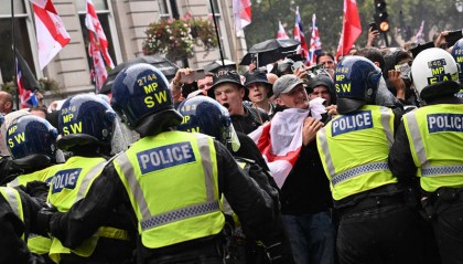 斯塔默就反移民示威发声：永远不会把国旗交给那些利用国旗掩盖暴力、散布恐惧的人