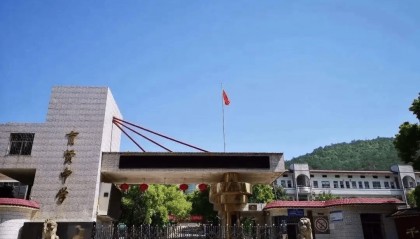 脱帽贫困县花百万修校门，校园形象比宿舍条件更重要？