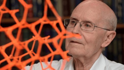 88岁诺奖化学奖得主:我打破戒酒规定,开了一瓶非常便宜的红酒,有些不知所措