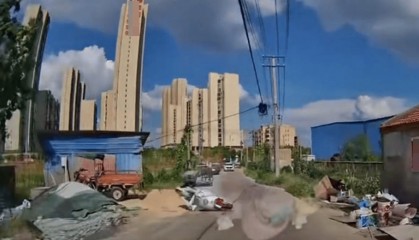 女子单手骑车摔倒,机动车相隔6米要担责让人看不懂