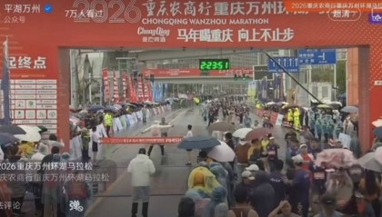 重庆一马拉松比赛冠军选手冲线时被阻拦？组委会：裁判眼镜被雨水遮挡，未影响成绩