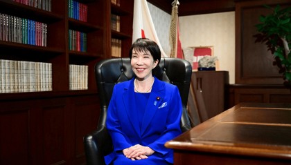 不反华了？高市早苗通知中国，战争派兵方案变了，解放军舰队已上场