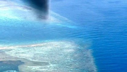 菲律宾护卫舰直奔南沙搞事,却突然发现黄岩岛上出现了高脚屋