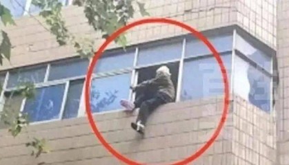 河南102岁老人从三楼坠落，楼下路人和商户紧急营救，目击者：她从窗户里爬出来！