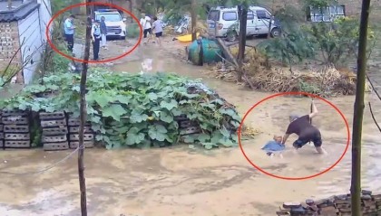 水中摔倒老人家属回应民警被免职:公开视频不是为了要处理谁,挖排水沟后家门口积水已退