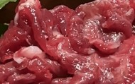 “女子用餐称生牛肉上爬蛆虫”最新进展：涉事火锅门店被立案调查责令整改