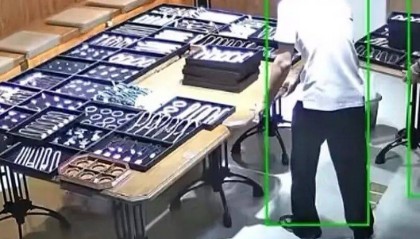 员工拉桌子碰碎近50个和田玉镯,店主称“价值超100万”:不怪他