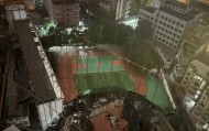 近4000人小学突发坍塌形成巨大坑洞,操场塌下去一半,“还好发生在夜里”