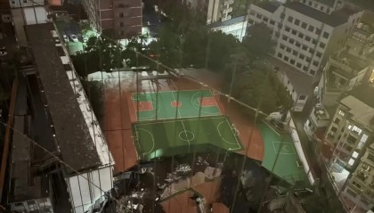 近4000人小学突发坍塌形成巨大坑洞,操场塌下去一半,“还好发生在夜里”