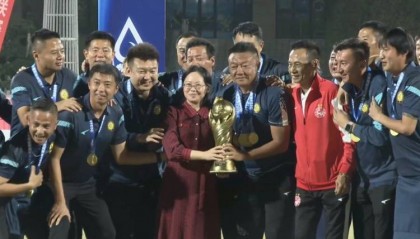 老甲A超级组颁奖：四川、广州、辽宁获冠亚季军，杨旭最佳射手