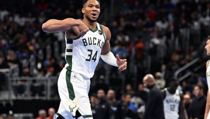 北伐!雄鹿2胜8负开局 过去10场9胜1负挺进杯赛八强