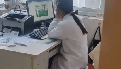 医生被曝上班时间玩游戏，患者称等待一个多小时，院方通报：全院通报批评