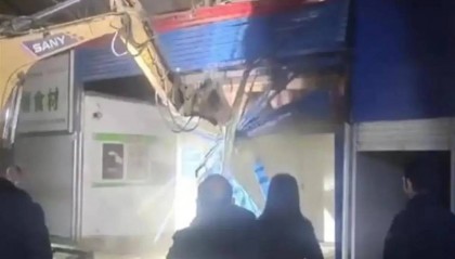 钩机夜拆未搬走商户招牌,叫人如何相信“误拆”