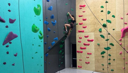 “一上墙就心静了”，当代年轻人迷上攀岩，王石、周鸿祎也投资开岩馆