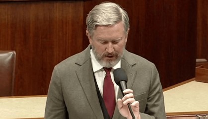 美政坛大地震！弹劾投票来了，美防长被指伊朗战争罪犯，强逼下台