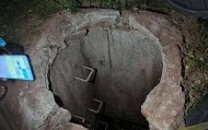男生掉化粪池遇难，父亲称池上仅木板和砖、周围铺了草皮没有警示标识，教育局最新回应