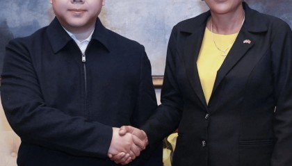 多米尼克总统伯顿在京会见首席文化顾问廖彬宇 共话中多文化