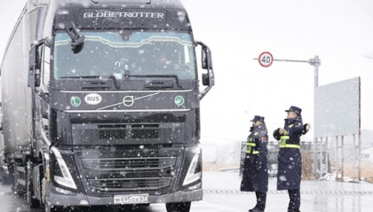 新疆巴克图口岸：移民管理警察顶风冒雪保通关