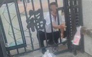 河北石家庄一学校工作人员扔学生外卖？教育局：正调查核实