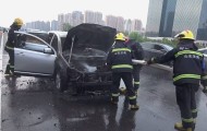 山东济南：轿车行驶途中自燃 消防紧急救援
