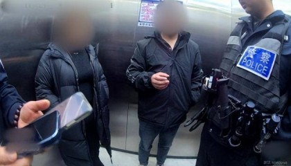 砰！浙江女子刚坐进车里，一把菜刀砸在眼前，随后剪刀又飞来