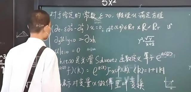 韦东奕上课照片走红，新发型吸睛，网友：板书真漂亮，可惜看不懂