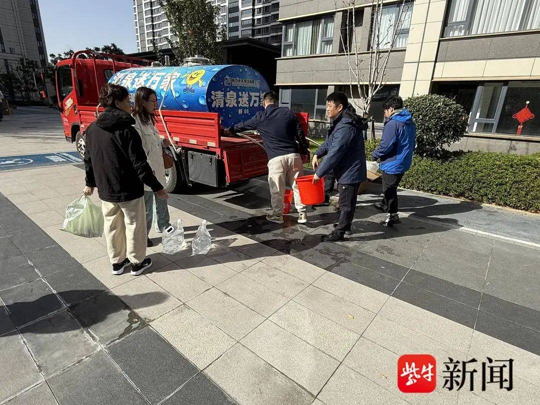 一夜之间，江苏南京一居民家中自来水竟流出“湖水蓝”