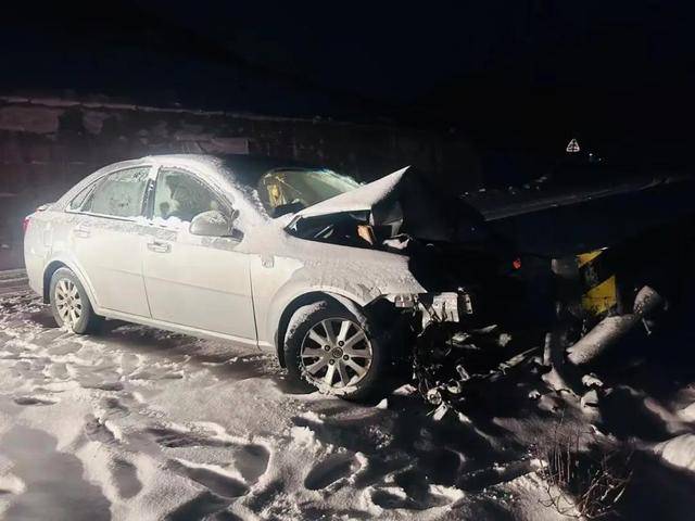 浙江女司机雪夜被困川西高原，为避免坠崖撞向路边防护栏受伤 警方凌晨紧急救援