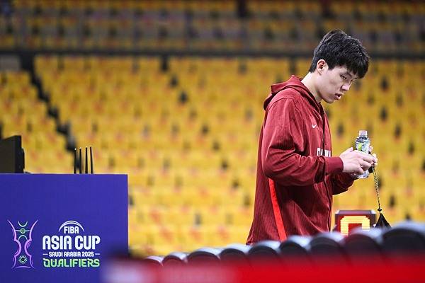 杨瀚森完成赴美第一练 训练师纠正其投篮手型