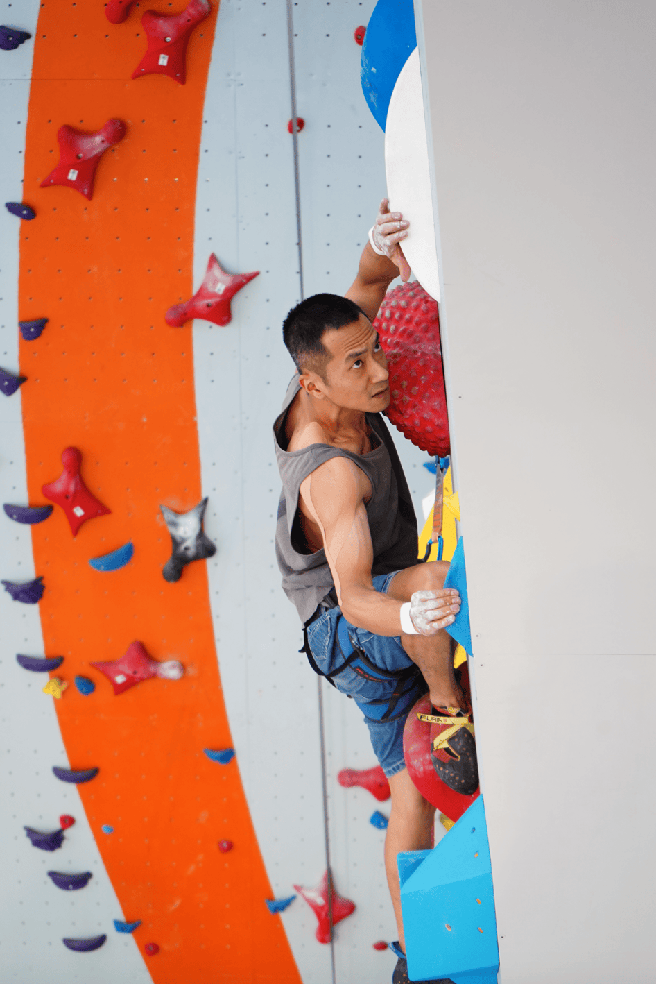 “一上墙就心静了”，当代年轻人迷上攀岩，王石、周鸿祎也投资开岩馆