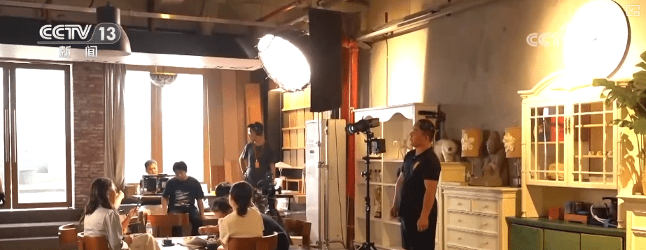 “人工智能+消费”“超级连接器”……多维视角解锁“新三样”全新表达