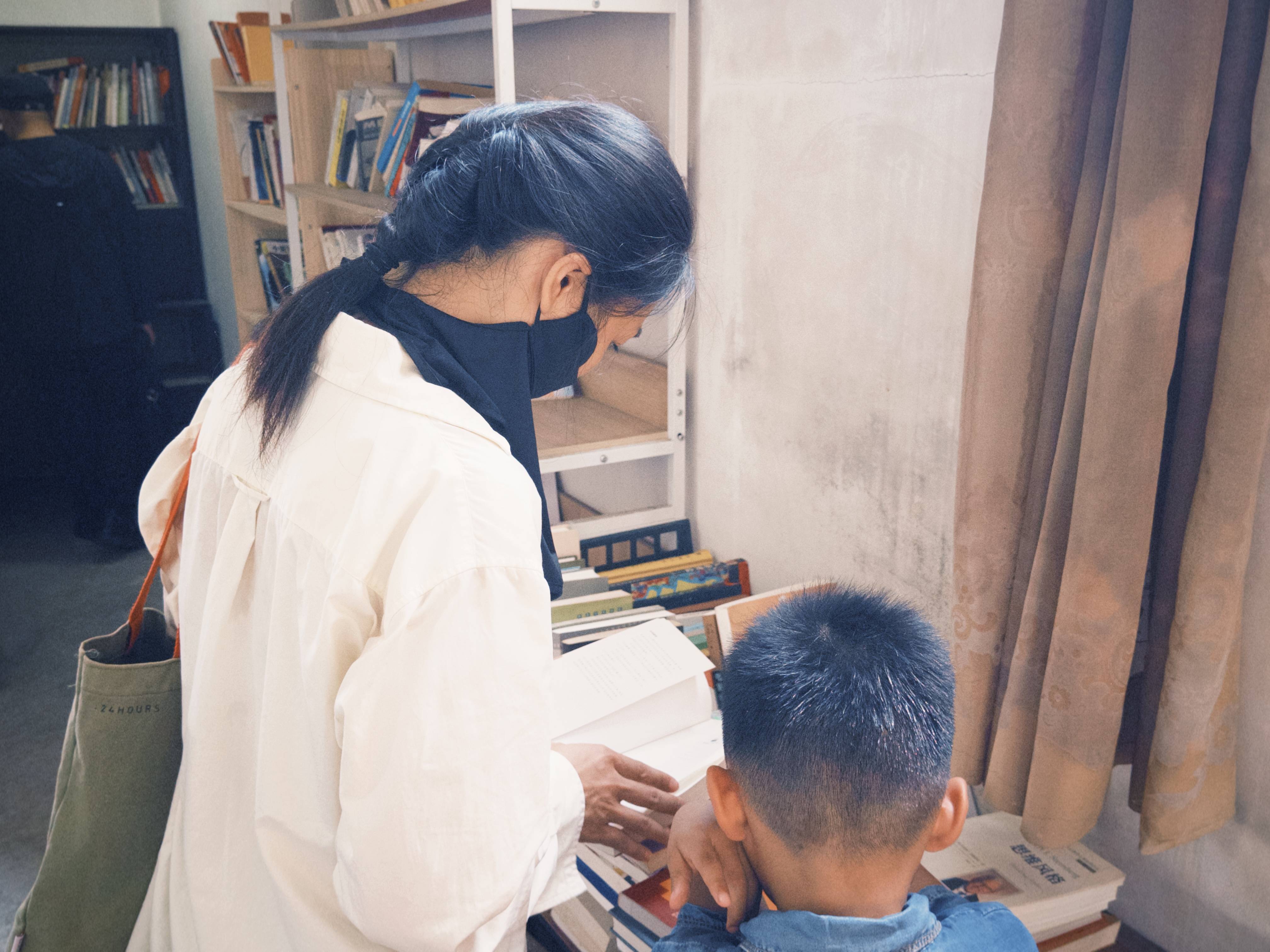 七旬母亲卖掉儿子3万斤藏书 称读书害了他