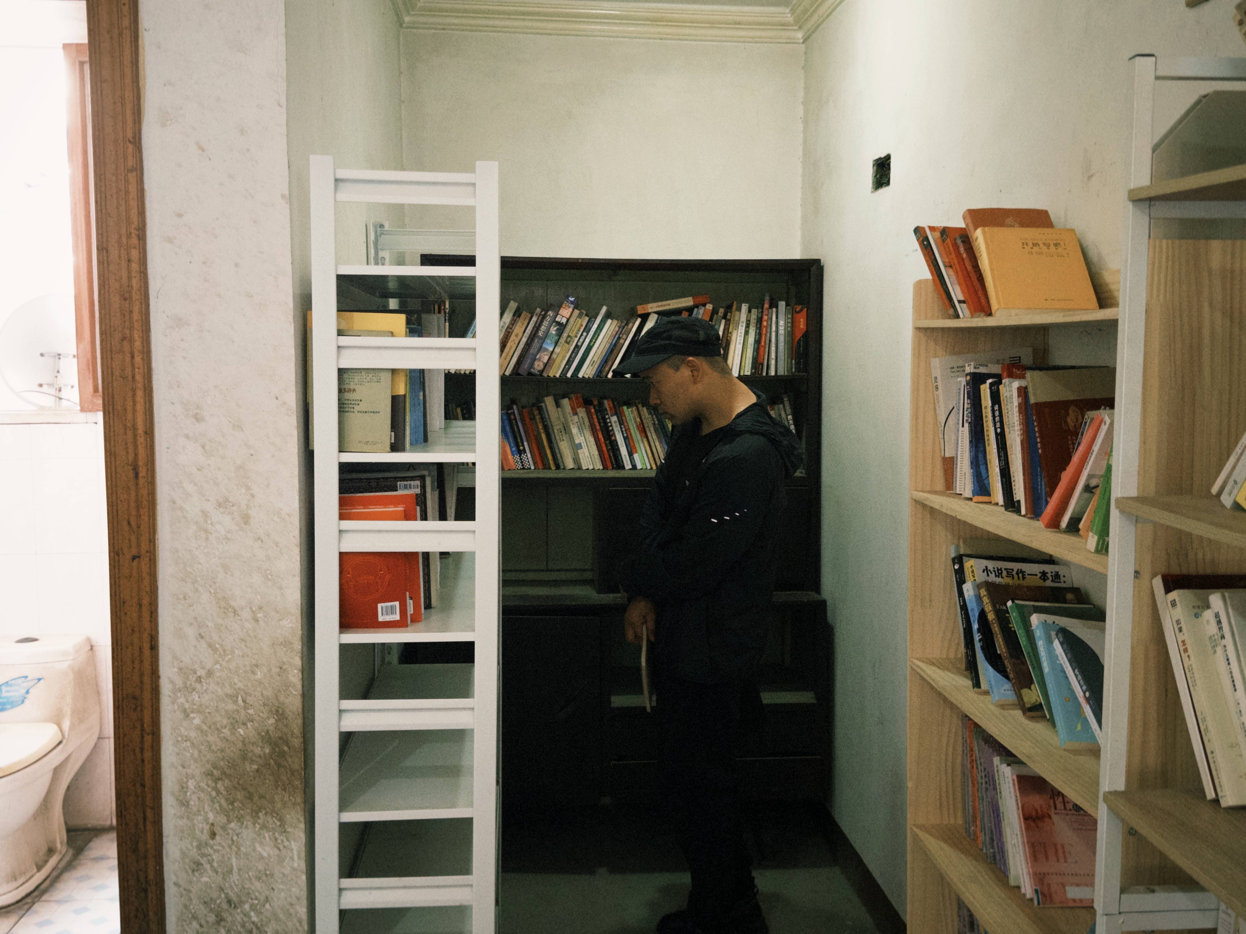 七旬母亲卖掉儿子3万斤藏书 称读书害了他